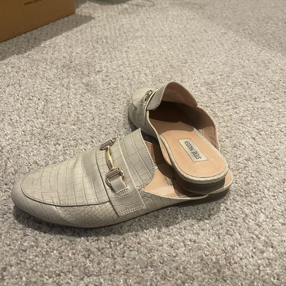 Steve Madden Tan Croc Slip Ons 🩰